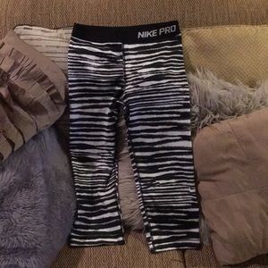 Nike pro cropped leggings Women’s med EUC